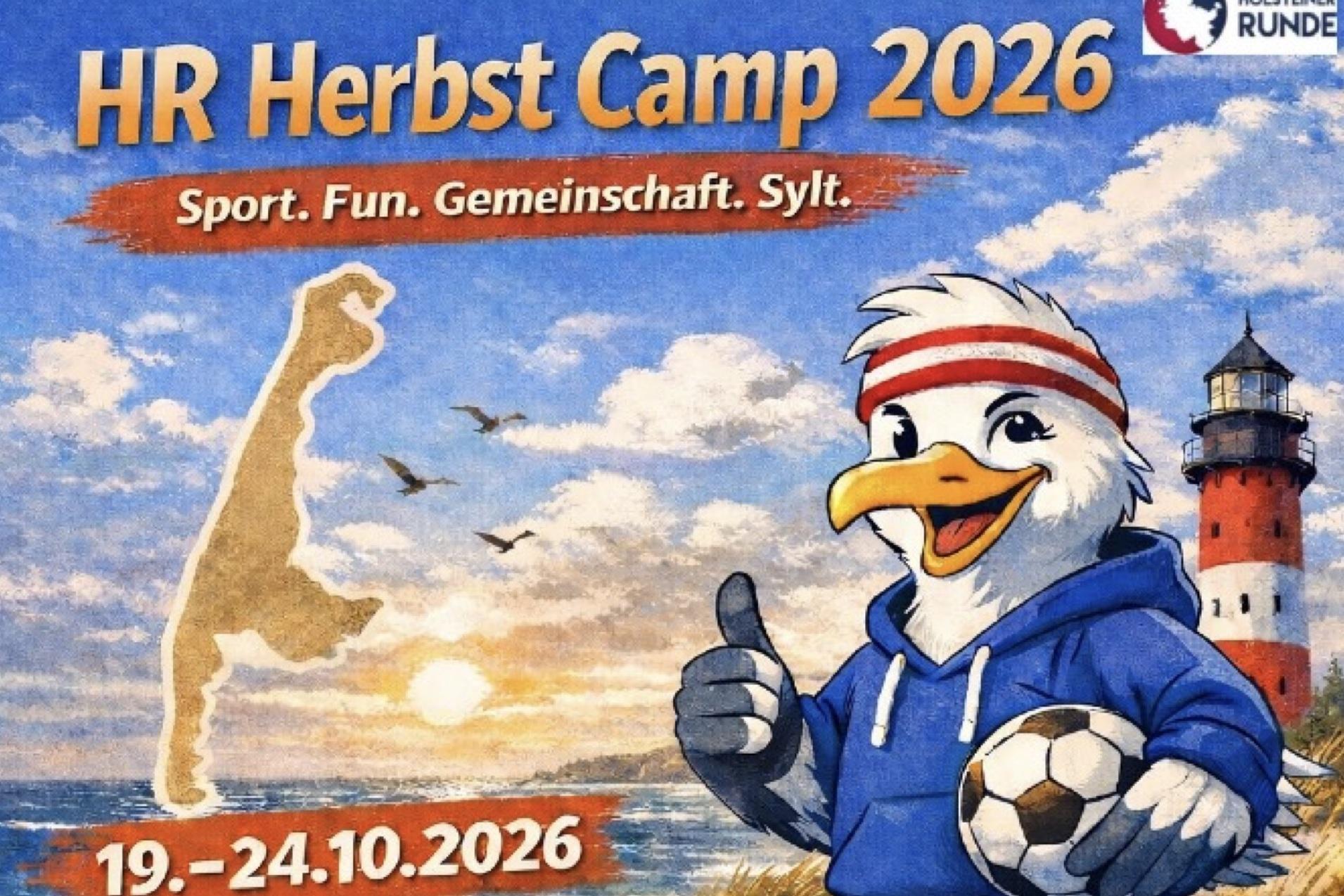 Illustration des HR Herbst Camps 2026 mit einem Fußball spielenden Vogel, Sylt-Karte und Leuchtturm im Hintergrund.